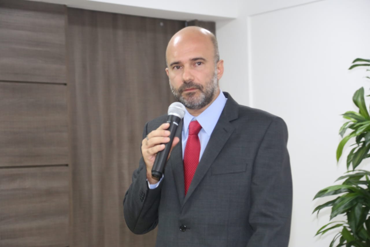 Fábio Assalim apresentando um treinamento com microfone