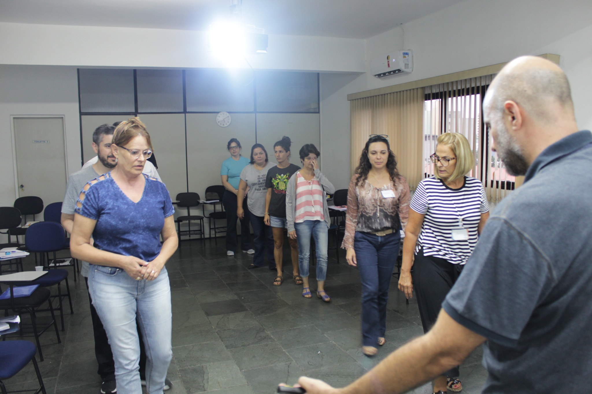 Participantes praticando atividades em um treinamento conduzido por Fábio Assalim